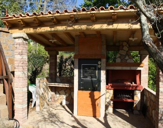 Copertura in castagno per barbecue esterno